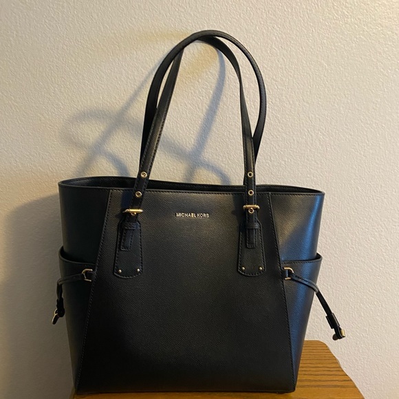 Michael Kors purses, wallet. CK purse and wristlet. EXCELLENT, Near new - Picture 5 of 10